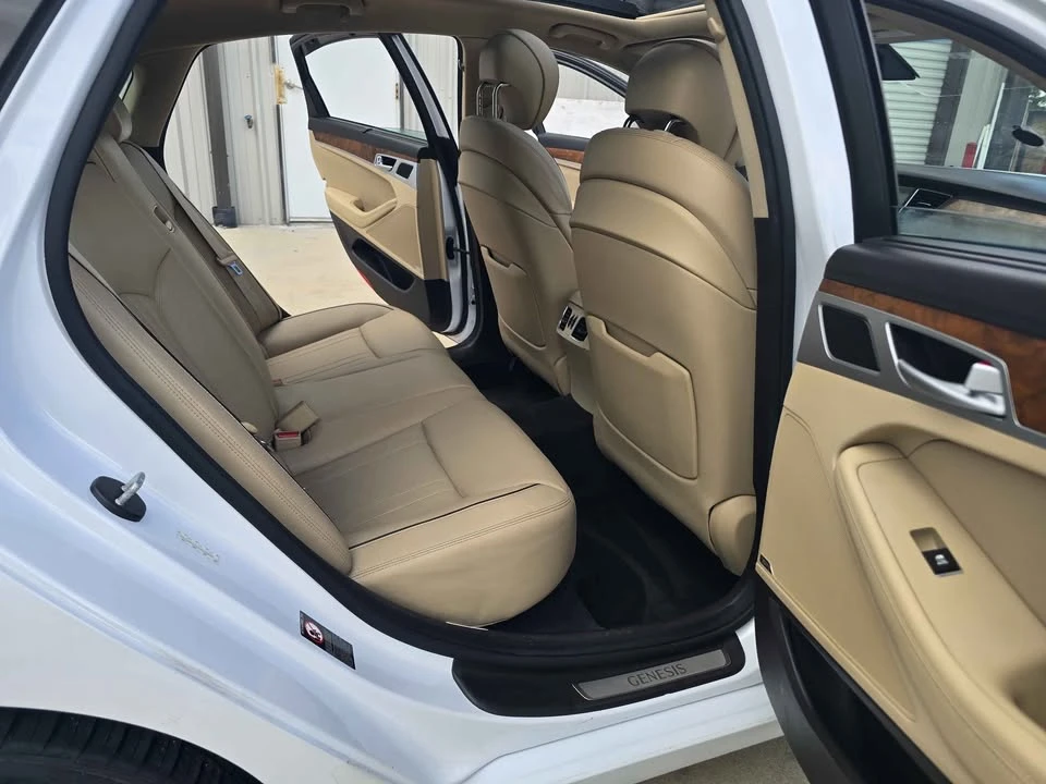 2015 Hyundai Genesis - Image 10 of 18