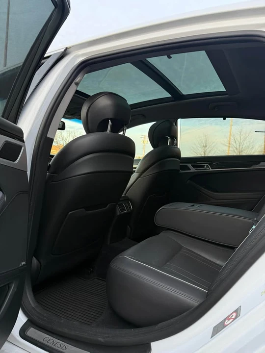 2015 Hyundai Genesis - Image 16 of 17