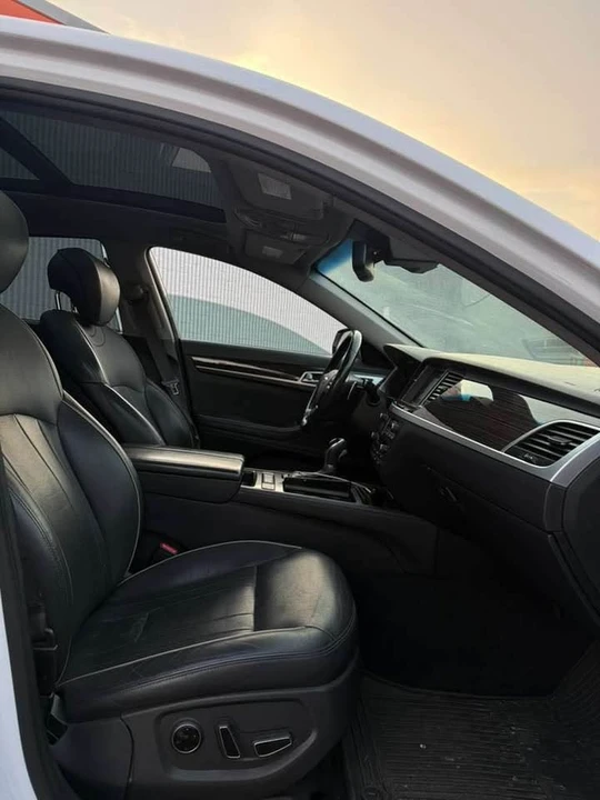 2015 Hyundai Genesis - Image 11 of 17