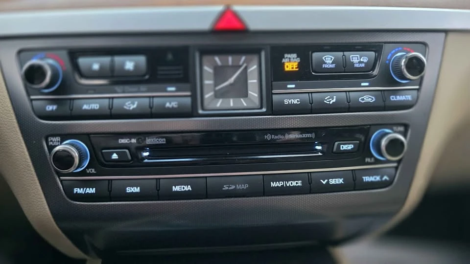 2015 Hyundai Genesis - Image 17 of 19