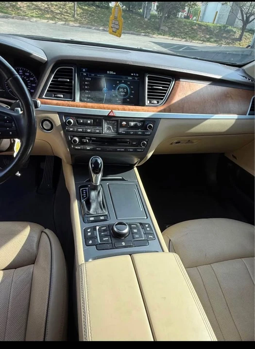 2015 Hyundai Genesis - Image 15 of 17