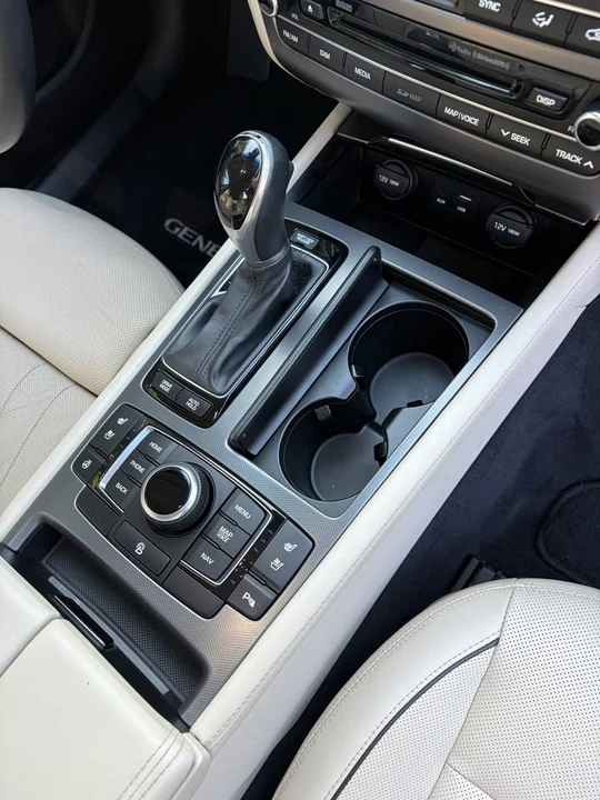 2015 Hyundai Genesis - Image 12 of 13