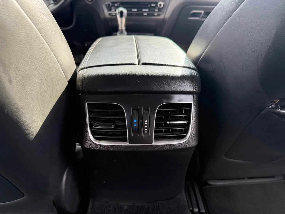2015 Hyundai Genesis - Image 12 of 19