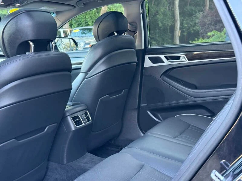 2015 Hyundai Genesis - Image 18 of 20