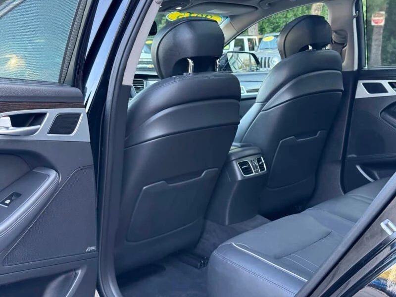2015 Hyundai Genesis - Image 17 of 20