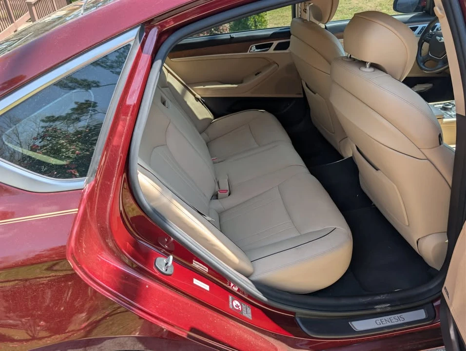 2015 Hyundai Genesis - Image 18 of 20