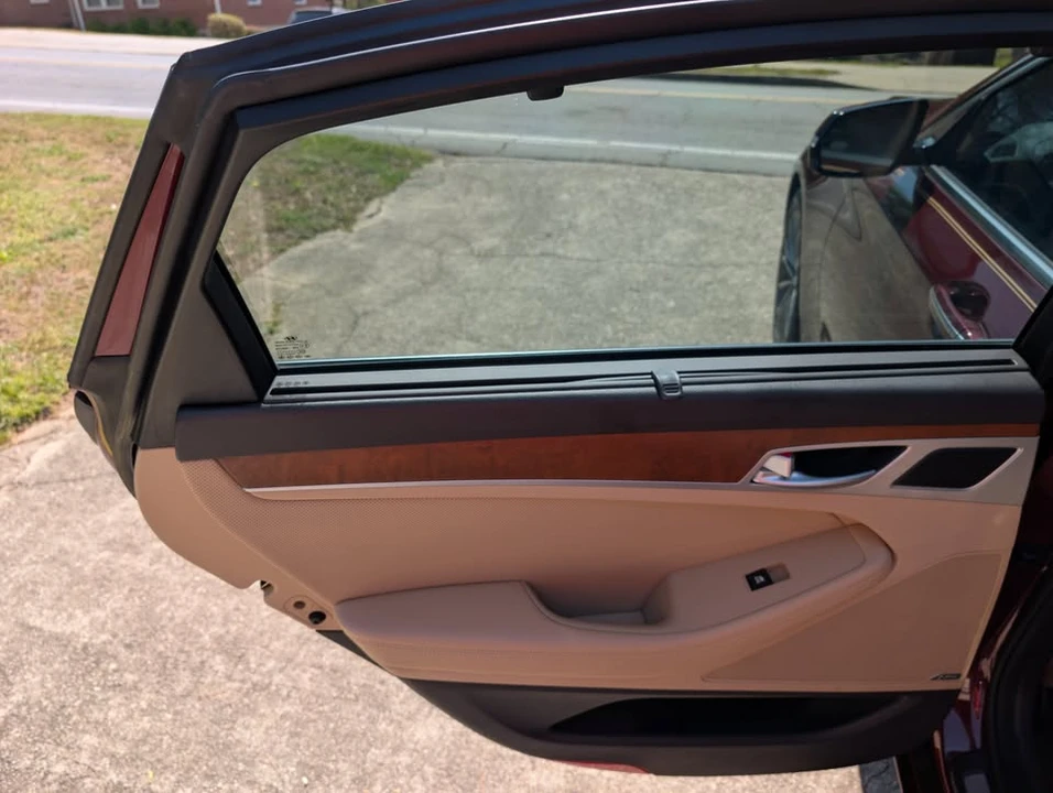 2015 Hyundai Genesis - Image 8 of 20