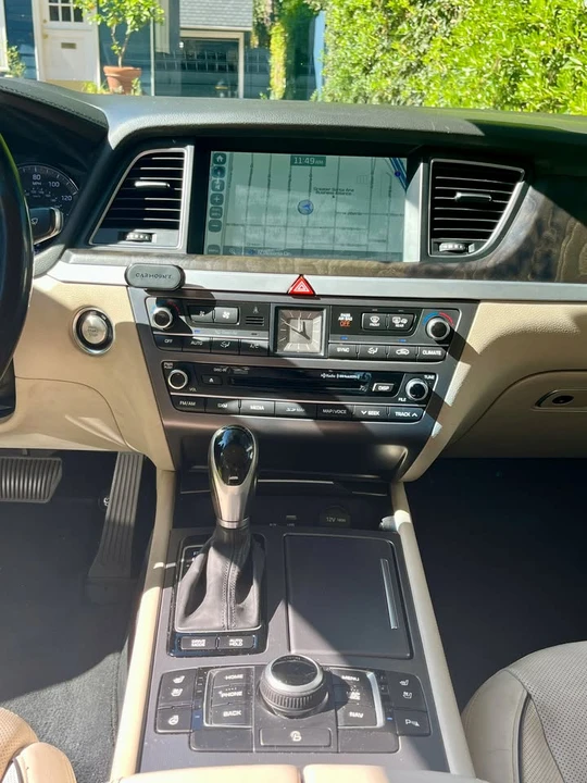 2015 Hyundai Genesis - Image 10 of 18