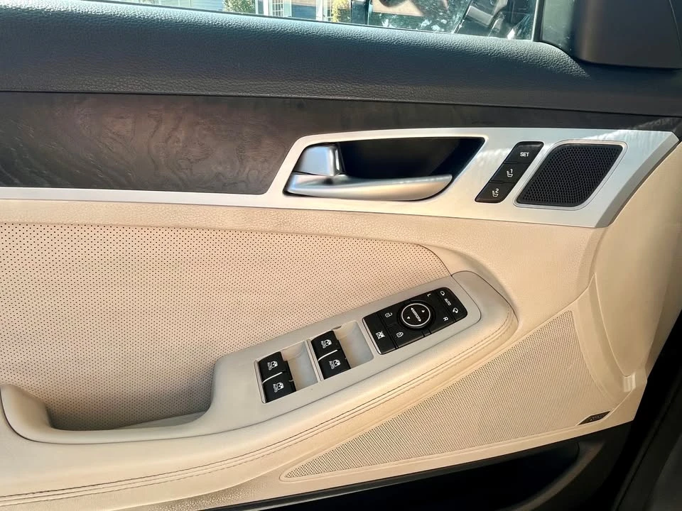 2015 Hyundai Genesis - Image 15 of 18
