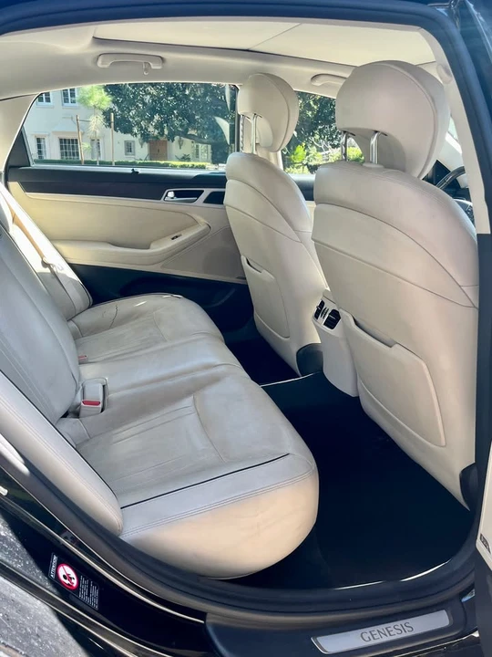 2015 Hyundai Genesis - Image 17 of 18
