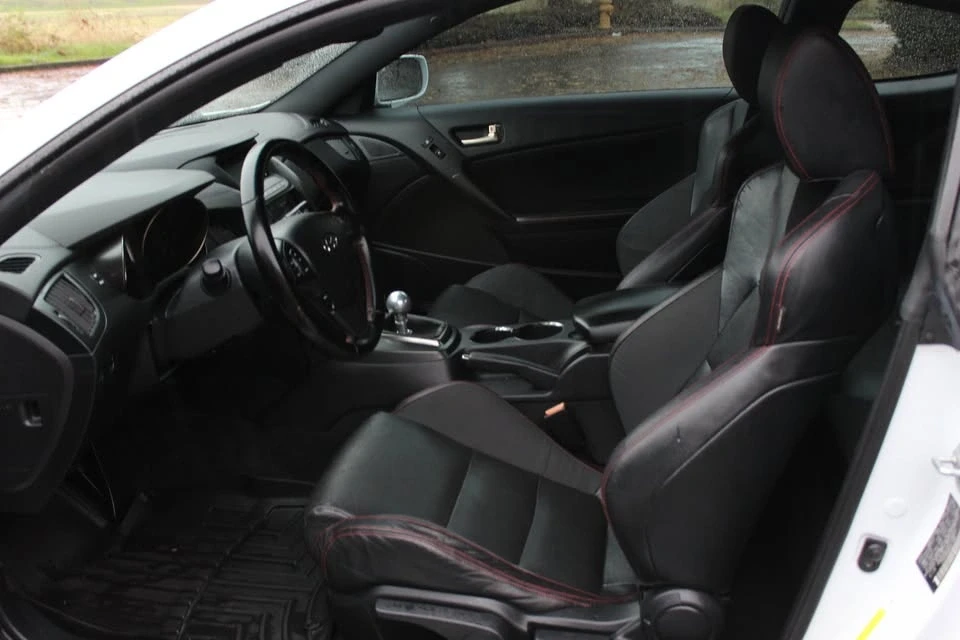 2015 Hyundai Genesis - Image 9 of 16