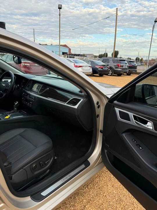 2015 Hyundai Genesis - Image 10 of 17