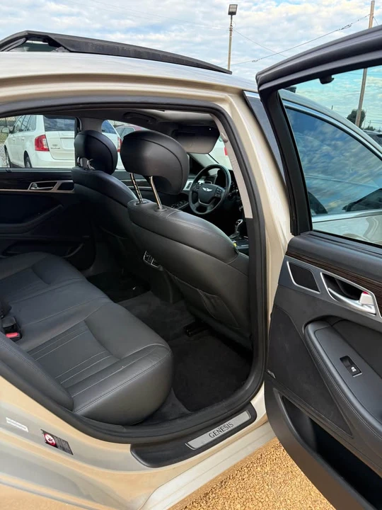 2015 Hyundai Genesis - Image 11 of 17