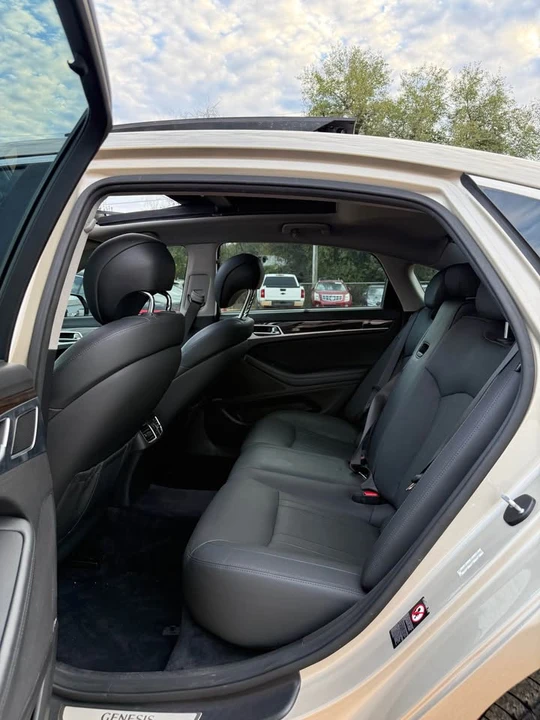 2015 Hyundai Genesis - Image 13 of 17