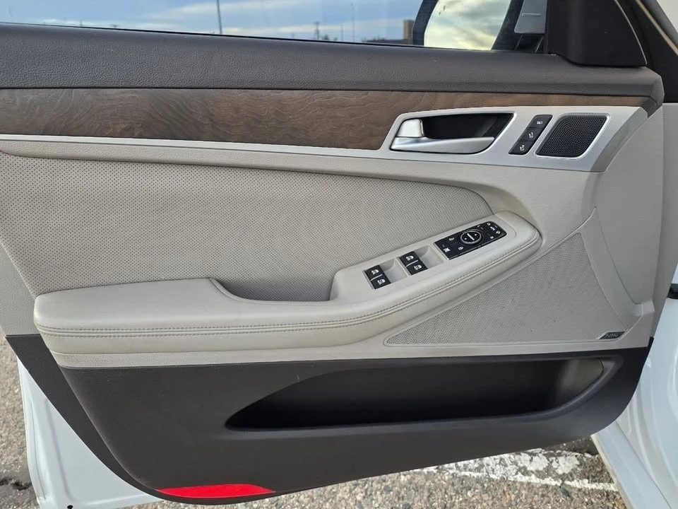 2015 Hyundai Genesis - Image 14 of 19