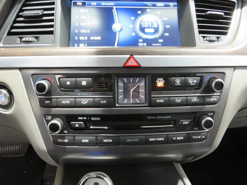 2015 Hyundai Genesis - Image 17 of 19
