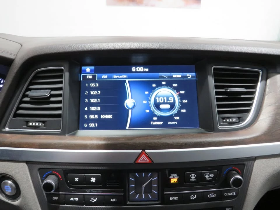 2015 Hyundai Genesis - Image 14 of 19