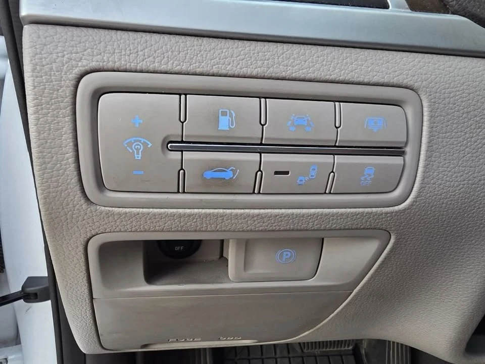 2015 Hyundai Genesis - Image 16 of 19