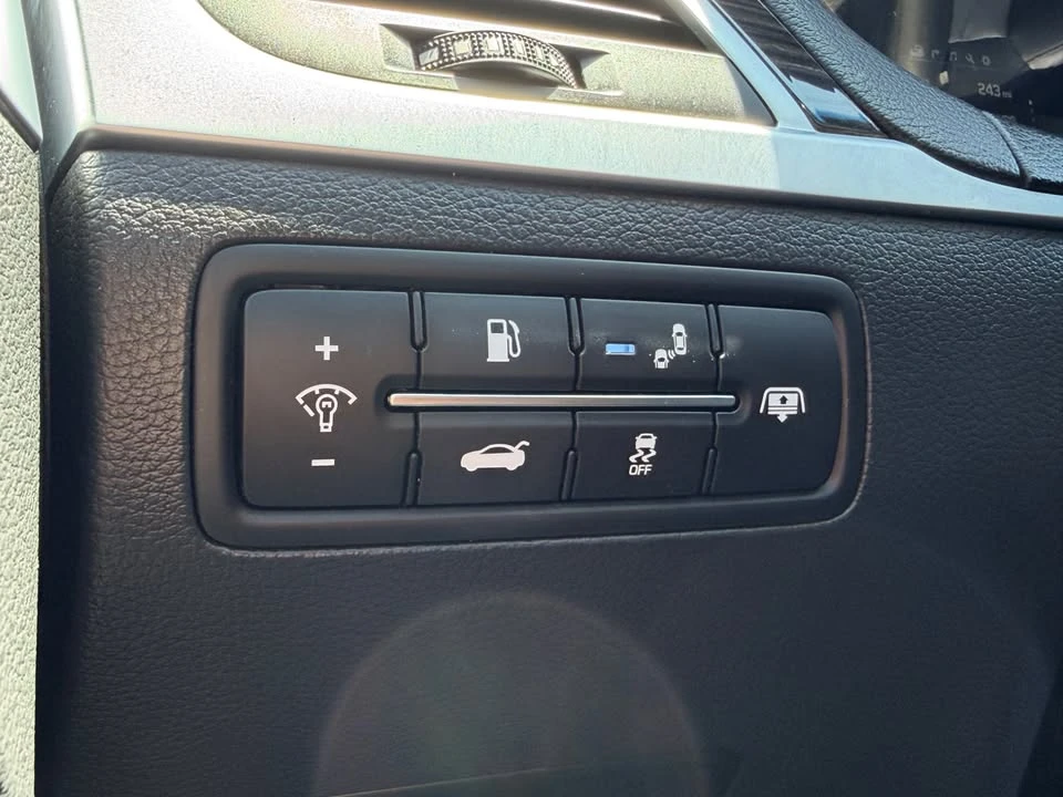 2015 Hyundai Genesis - Image 11 of 20