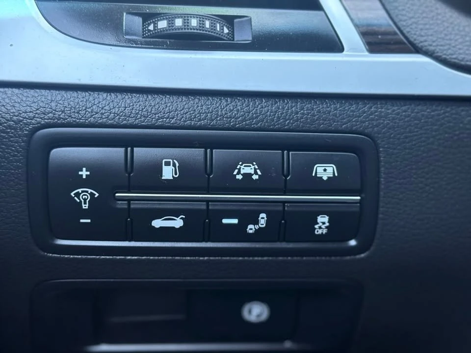 2015 Hyundai Genesis - Image 17 of 20
