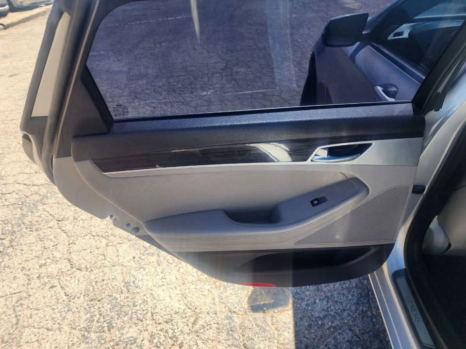 2015 Hyundai Genesis - Image 13 of 20