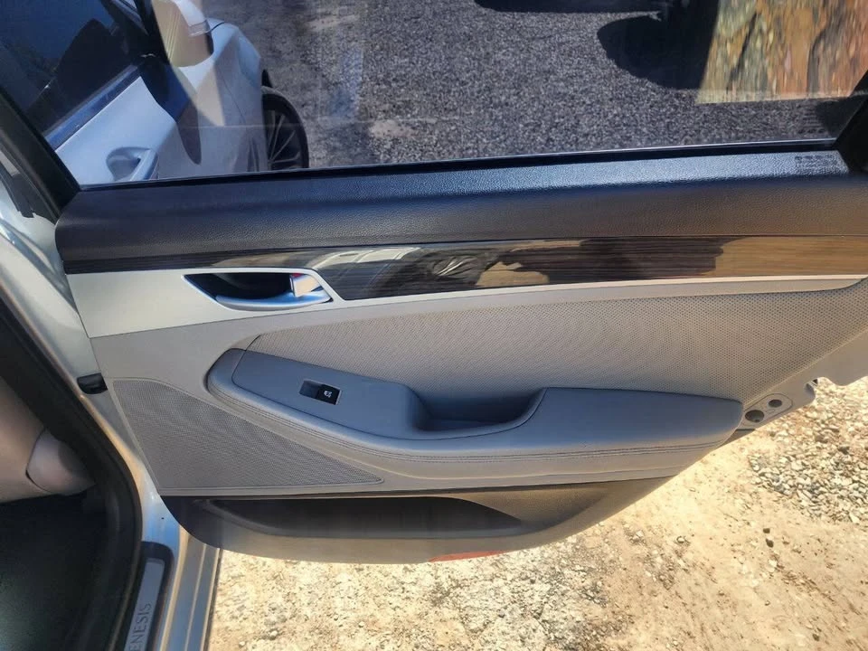 2015 Hyundai Genesis - Image 18 of 20