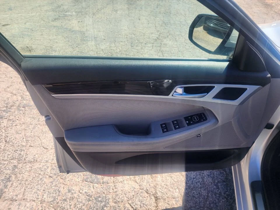 2015 Hyundai Genesis - Image 11 of 20