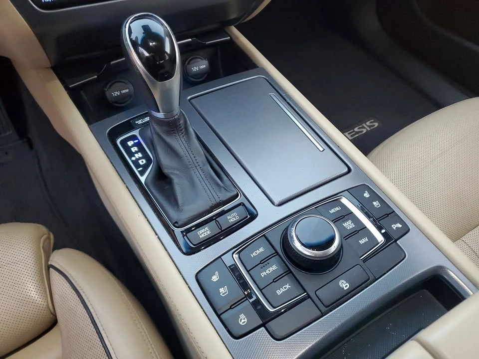 2015 Hyundai Genesis - Image 14 of 17