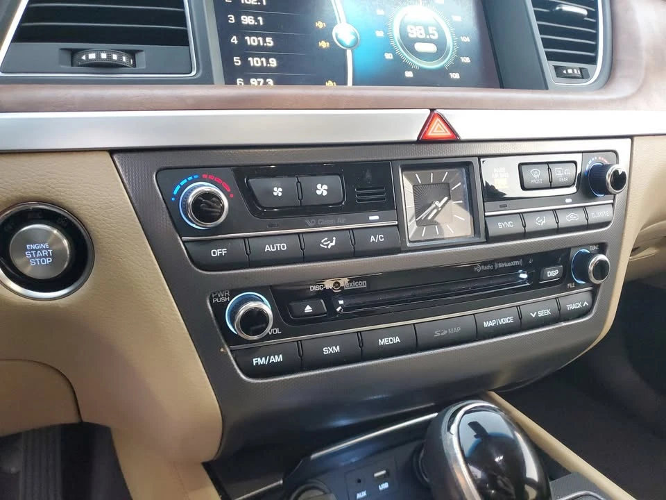 2015 Hyundai Genesis - Image 12 of 17