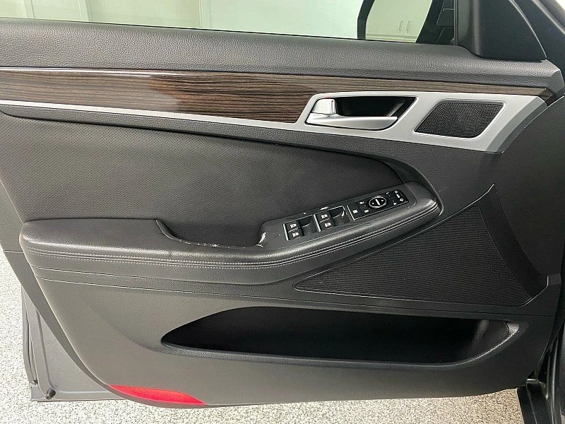 2015 Hyundai Genesis - Image 9 of 20
