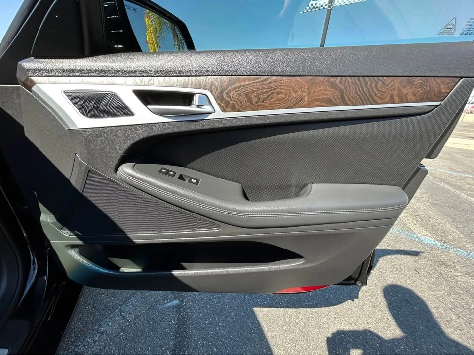 2015 Hyundai Genesis - Image 17 of 20
