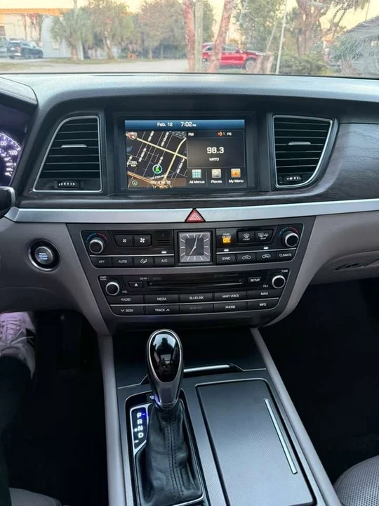 2015 Hyundai Genesis - Image 10 of 17
