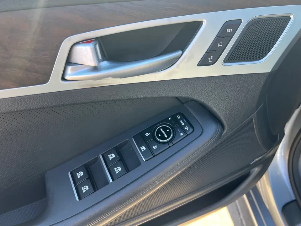 2015 Hyundai Genesis - Image 2 of 5