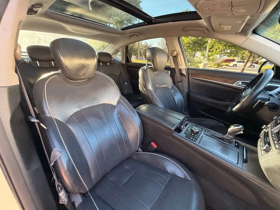 2015 Hyundai Genesis - Image 10 of 16