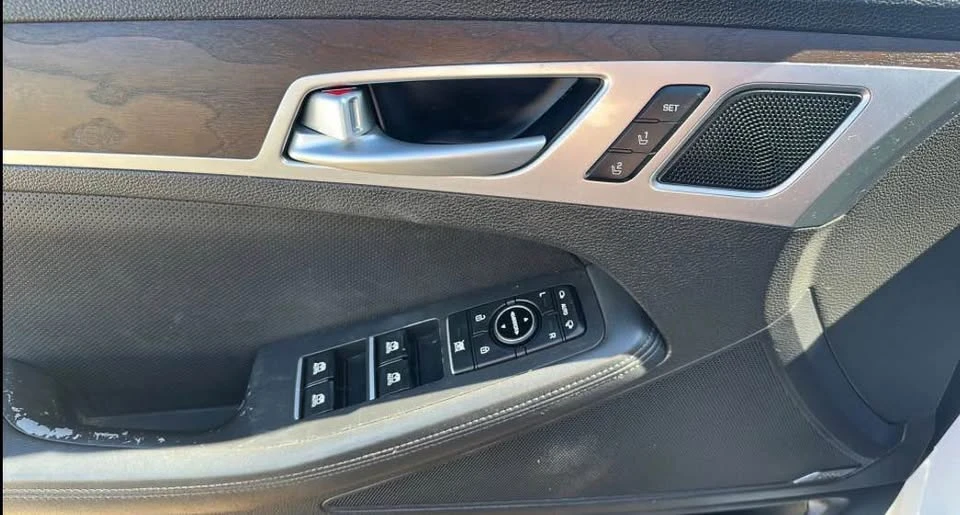 2015 Hyundai Genesis - Image 13 of 19