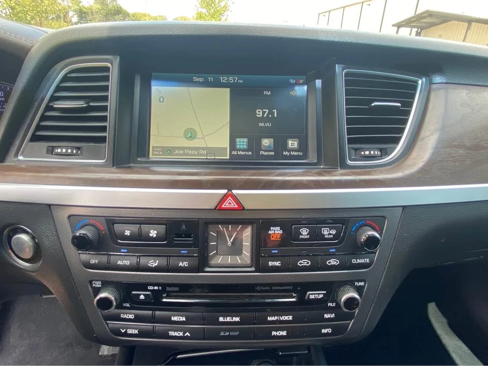 2015 Hyundai Genesis - Image 15 of 17