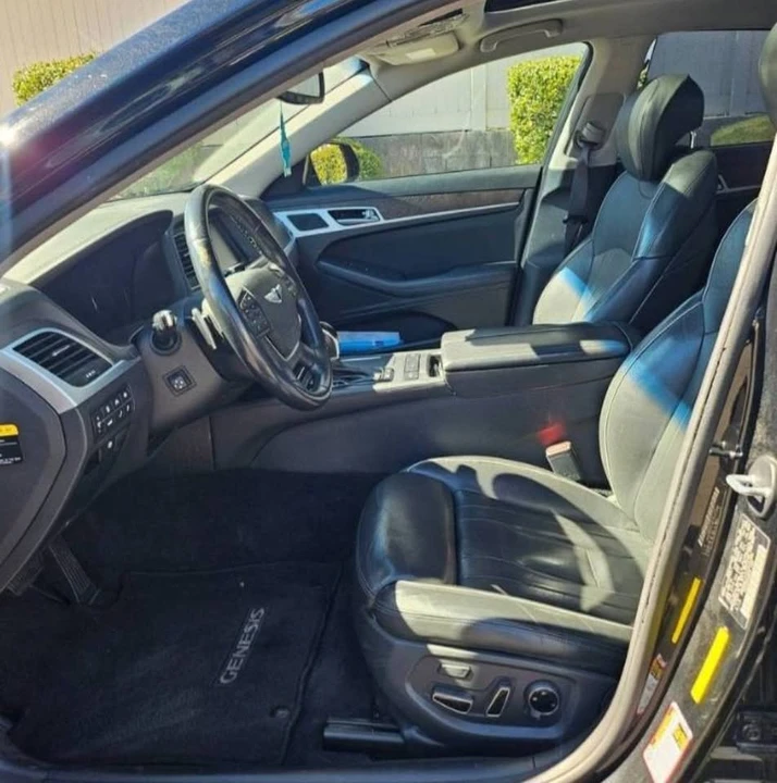 2015 Hyundai Genesis - Image 12 of 19