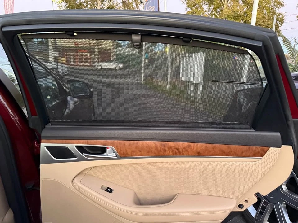 2015 Hyundai Genesis - Image 14 of 19