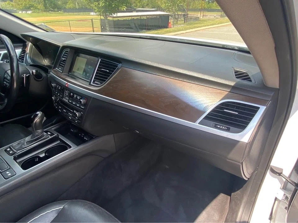 2015 Hyundai Genesis - Image 14 of 17