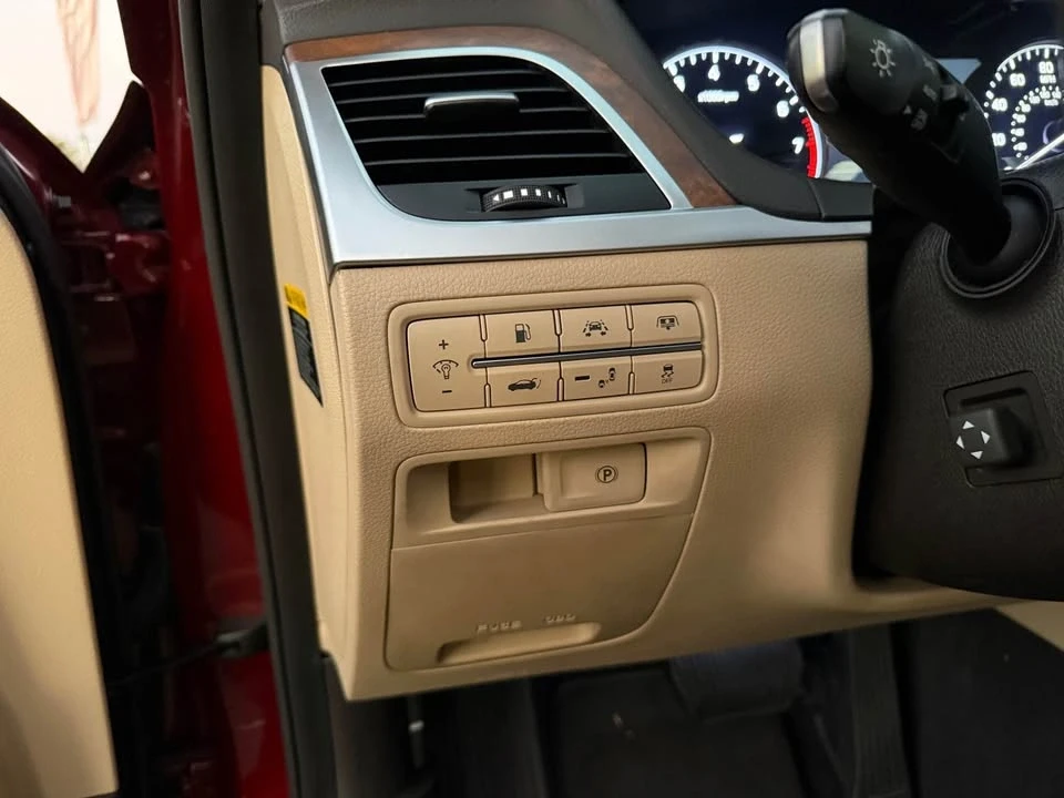 2015 Hyundai Genesis - Image 11 of 19
