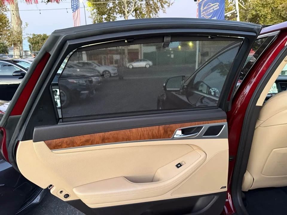 2015 Hyundai Genesis - Image 17 of 19