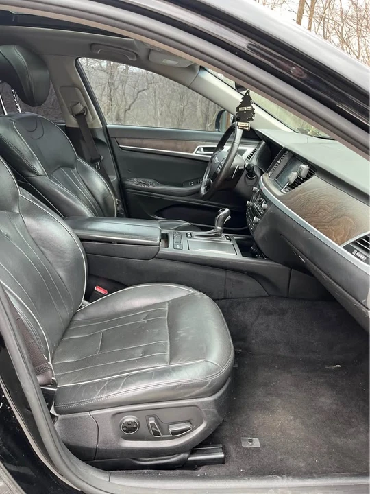 2015 Hyundai Genesis - Image 12 of 14