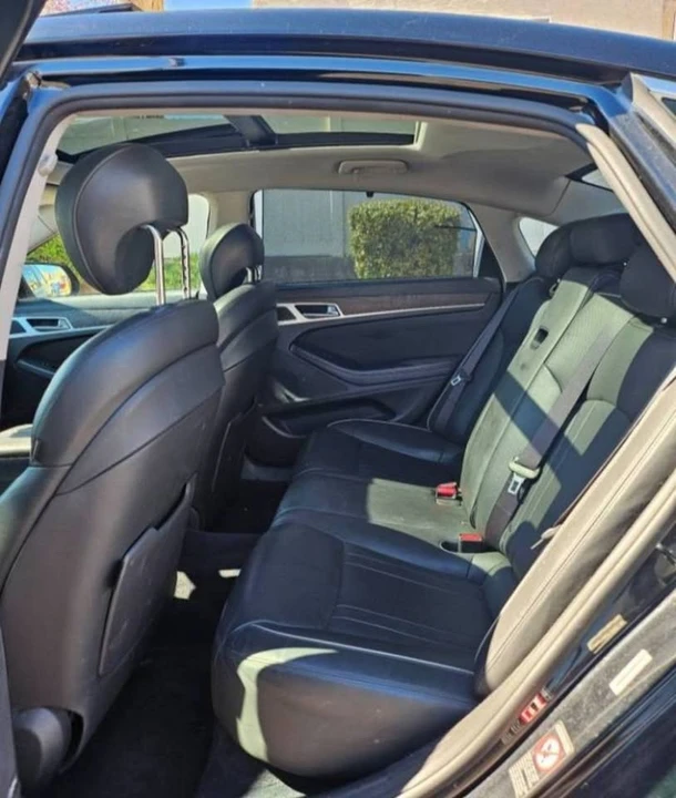 2015 Hyundai Genesis - Image 15 of 20