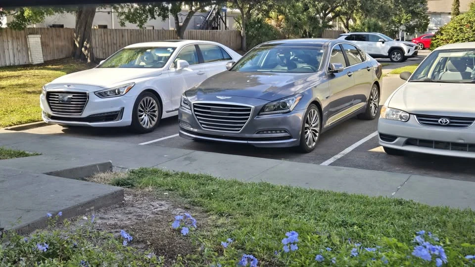 2015 Hyundai Genesis - Image 2 of 11