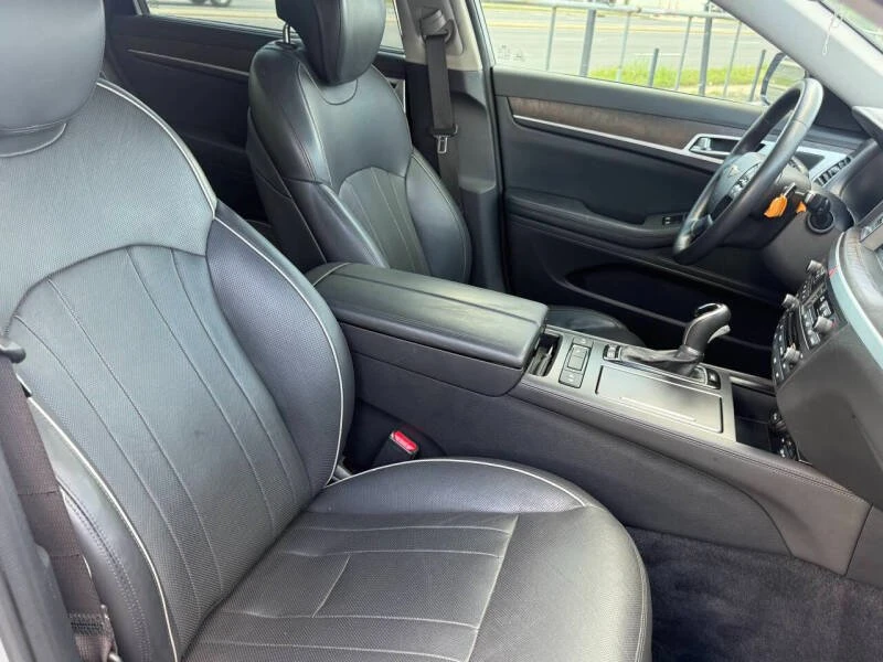 2015 Hyundai Genesis - Image 16 of 19