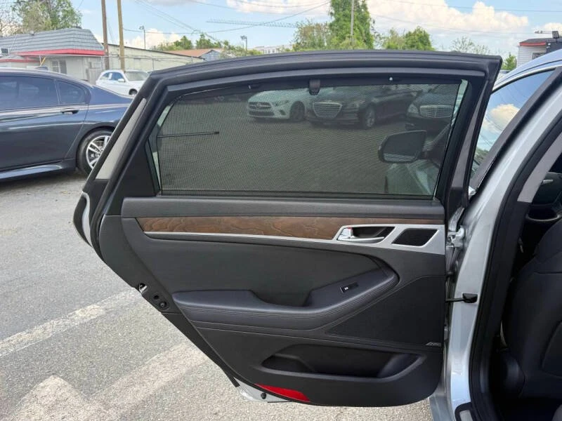 2015 Hyundai Genesis - Image 11 of 19