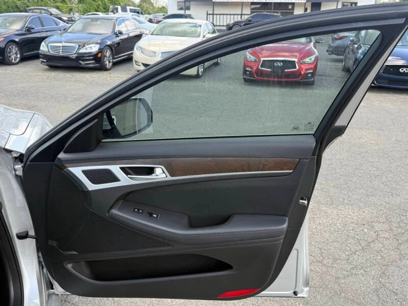 2015 Hyundai Genesis - Image 13 of 19
