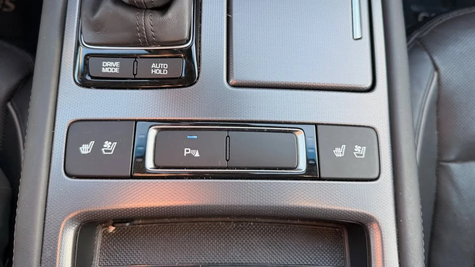2015 Hyundai Genesis - Image 18 of 20