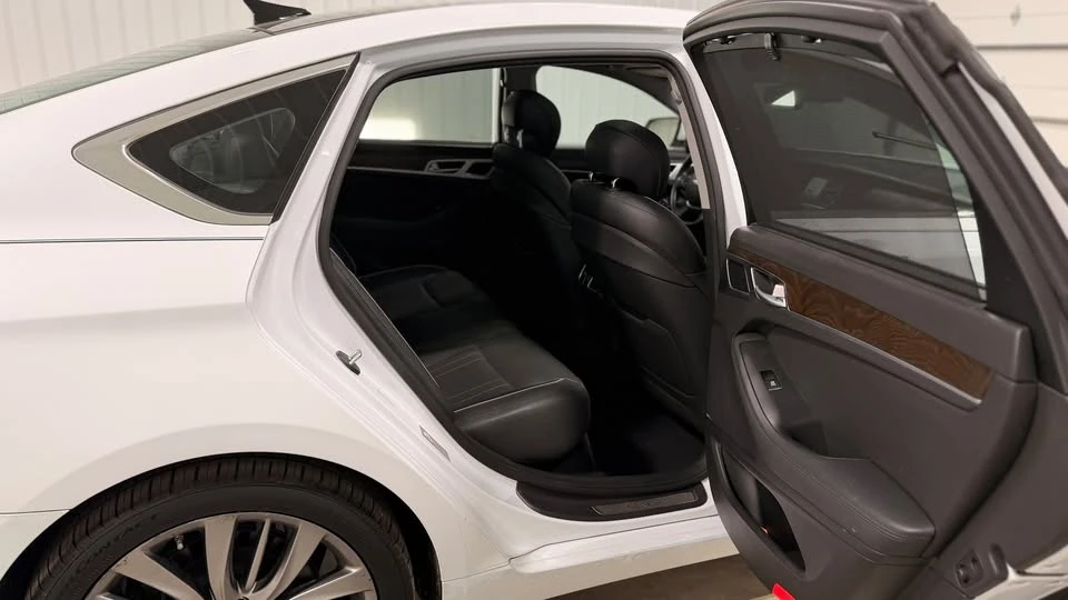 2015 Hyundai Genesis - Image 11 of 20