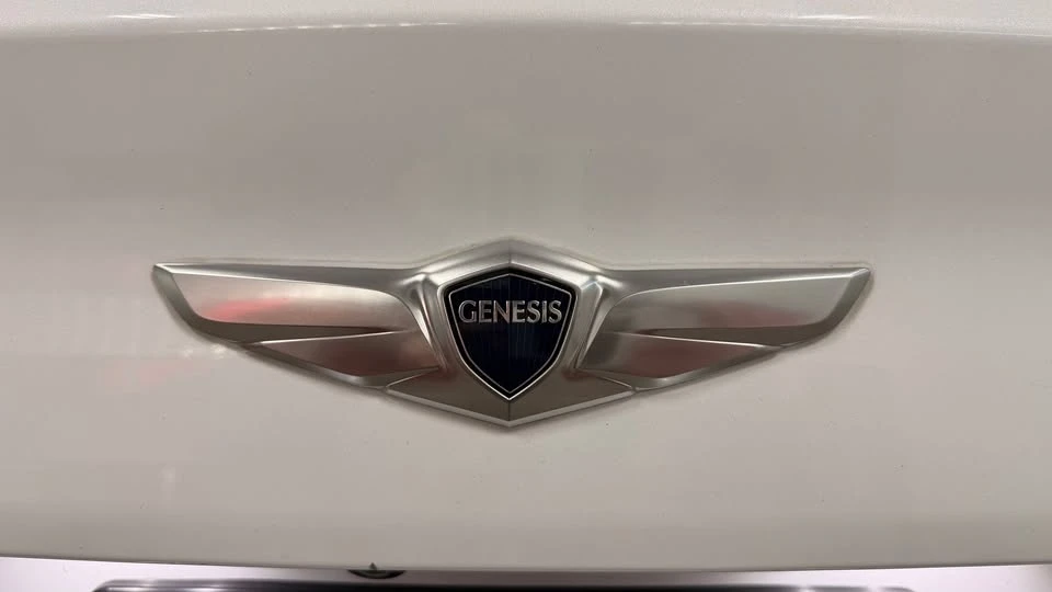 2015 Hyundai Genesis - Image 17 of 20